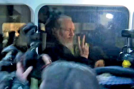 Le père d’Assange demande à Canberra de le rapatrier en Australie