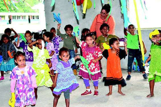 Les parents à la fête à Baganda