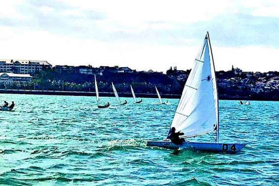 Tom Picot sacré champion de Laser en baie de Sainte-Marie