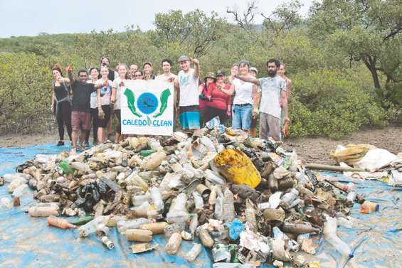 À N’Dé, la mangrove allégée de 580 kg de déchets