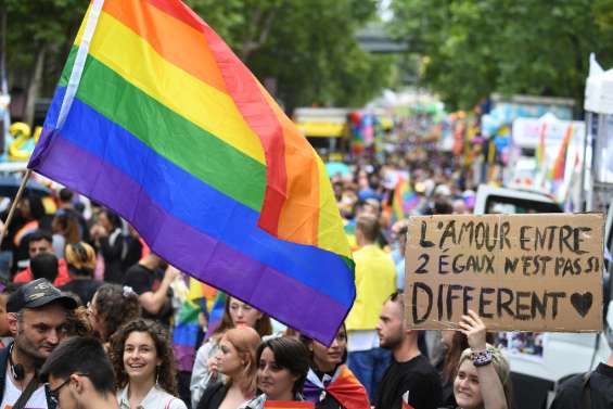 Paris prend des couleurs arc-en-ciel avec la marche des Fiertés LGBT+