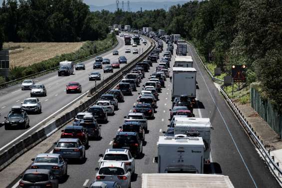 Chassé-croisé: routes congestionnées et laborieuse normalisation sur le rail