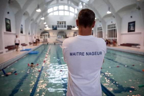 En plein été, les bassins manquent de maîtres-nageurs