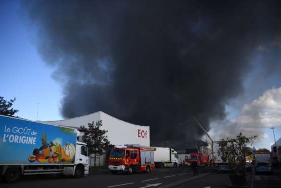 Spectaculaire incendie dans un entrepôt du marché de Rungis