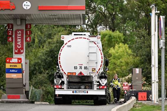 Grèves: TotalEnergies prêt à négocier dès octobre sur les salaires si les blocages cessent