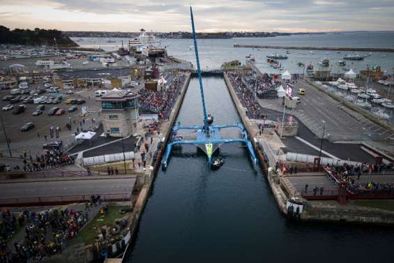 Route du Rhum: les premiers Ultims entrent sans encombre dans le port de Saint-Malo