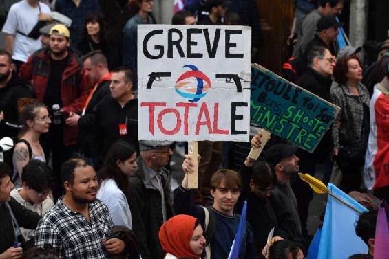 Carburants: la grève s'étend à d'autres secteurs, les syndicats dans la rue