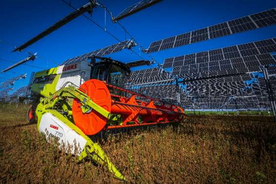 En Haute-Saône, une moissonneuse-batteuse sous un nuage photovoltaïque