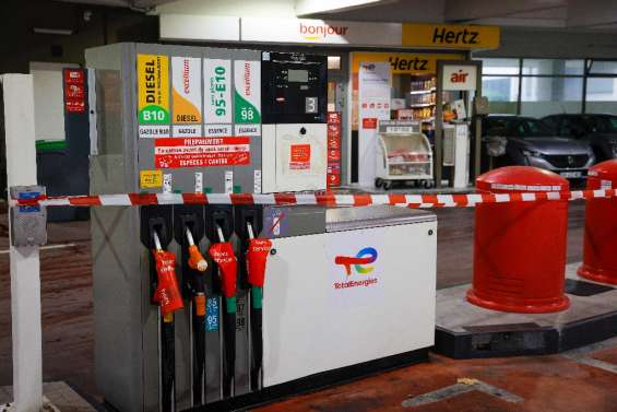 La grève continue chez TotalEnergies, les premiers vacanciers font la queue aux stations service