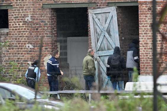 Emotion et interrogations après le meurtre d'un agent du fisc