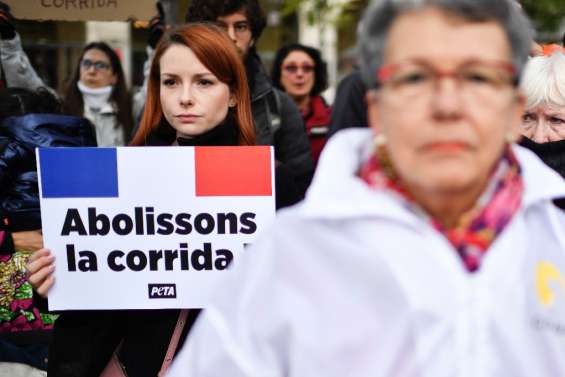 Pro et anti corrida dans la rue avant un vote à l'Assemblée