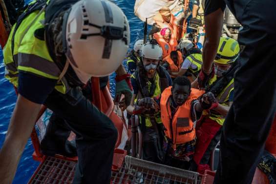 Migrants naufragés en Méditerranée: la pression s'accentue sur l'Italie
