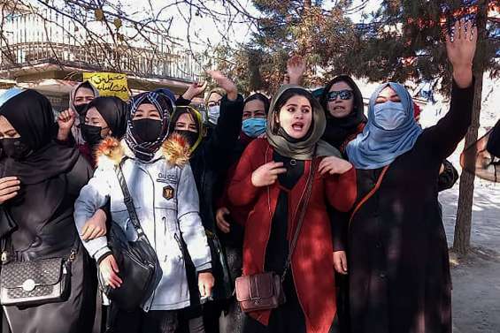 Afghanistan: les talibans interdisent aux femmes de travailler pour les ONG 