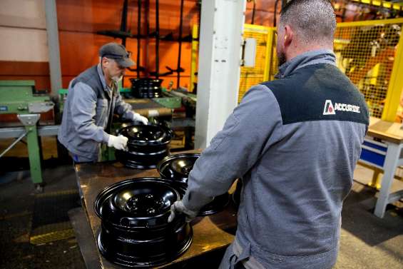 Dans une usine de roues, produire la nuit pour éviter les coupures d'électricité 