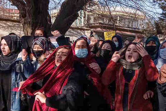 Afghanistan : les universités interdites aux filles car elles ne respectaient pas le code vestimentaire