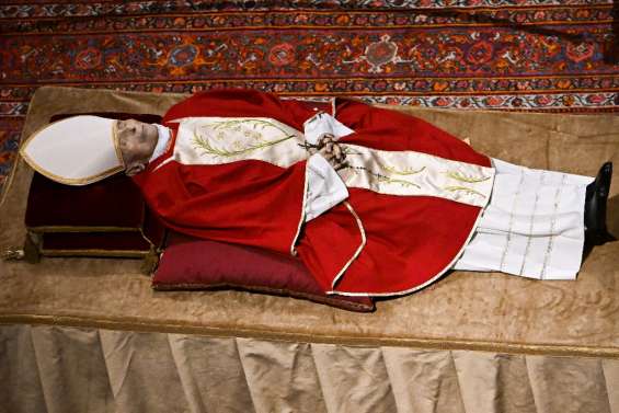Le pape François célèbre les obsèques de son prédécesseur Benoît XVI