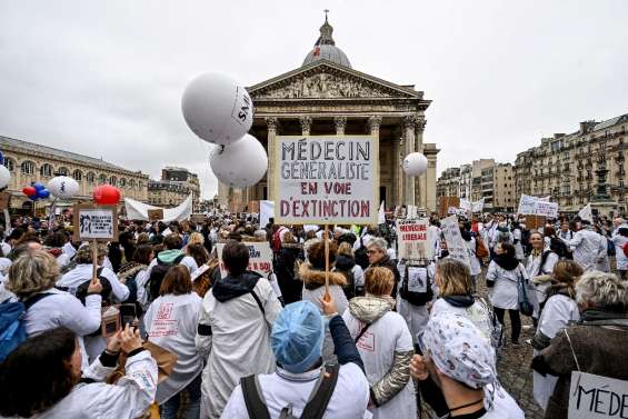 Des milliers de généralistes manifestent pour défendre une médecine libérale 