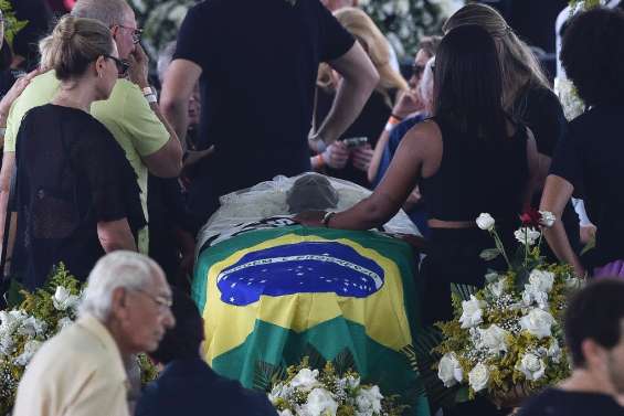 Au stade de Santos, des milliers de Brésiliens expriment leur 