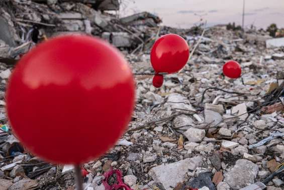 Turquie: à Antakya, des ballons rouges pour les enfants victimes du séisme