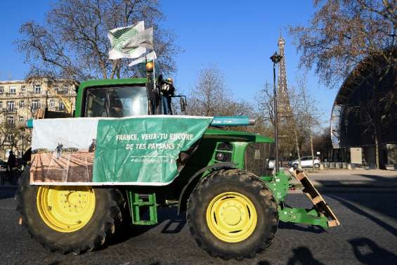 Des tracteurs défilent à Paris contre les restrictions des pesticides