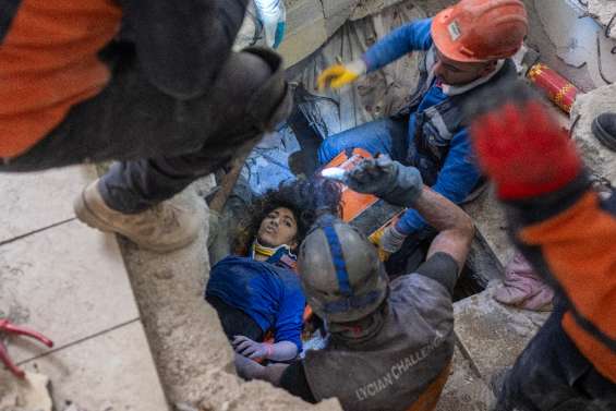 Séisme : plusieurs enfants sauvés cinq jours après, concession de Damas sur l'aide aux zones rebelles