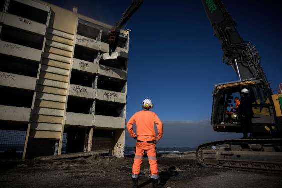 Sur la dune médocaine, la démolition du 