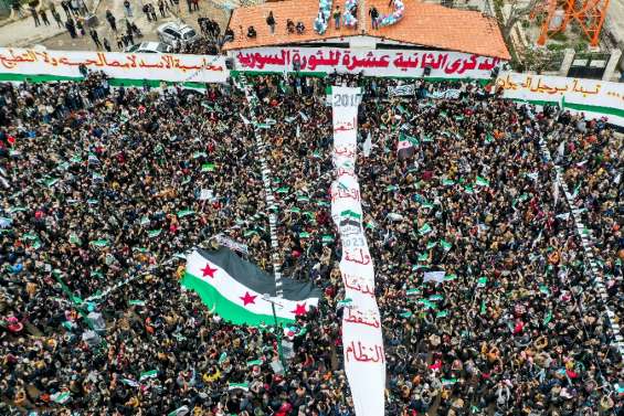 Des Syriens manifestent pour le 12e anniversaire du soulèvement antirégime