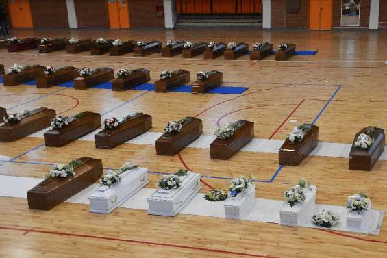 Naufrage de migrants en Italie: les survivants pleurent les morts