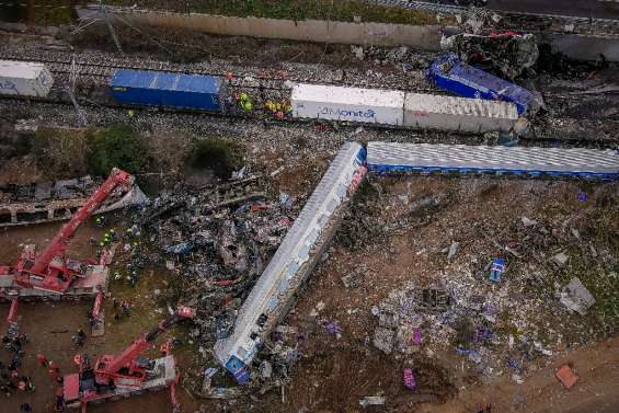 Grèce: opérations de secours difficiles après une collision frontale meurtrière entre deux trains