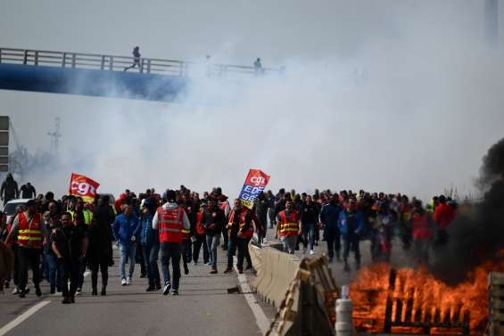 Retraites: réquisitions au dépôt pétrolier de Fos-sur-Mer face au durcissement de la grève
