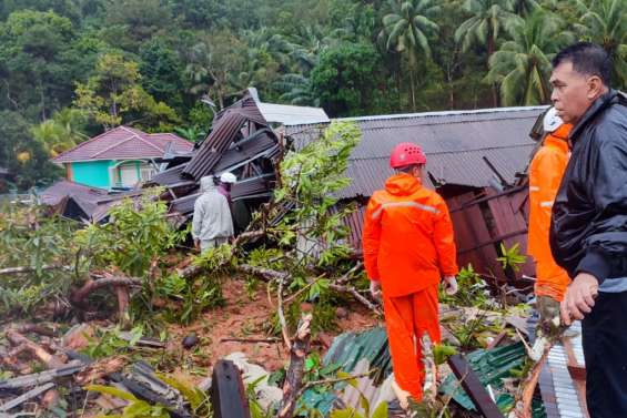 Indonésie: au moins 10 morts et une quarantaine de disparus après un glissement de terrain