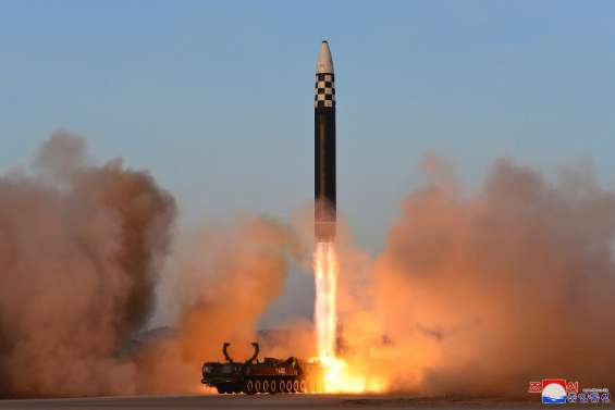 La Corée du Nord confirme le lancement d'un missile intercontinental, devant Kim et sa fille