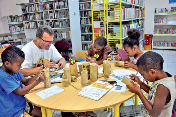 Un mercredi à graver des bambous à la médiathèque