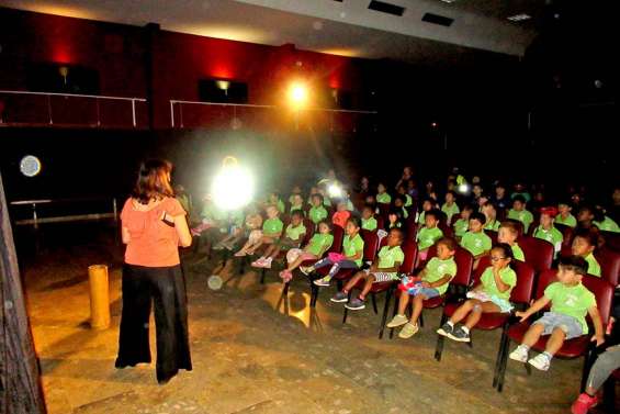 Deux cents élèves dans Le panier de Petit Louis