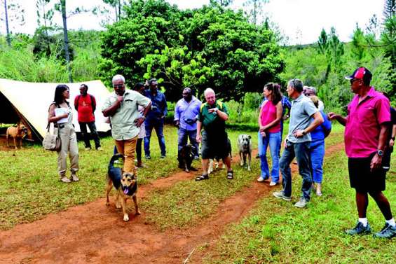 Province et ville en visite dans les camps de vacances