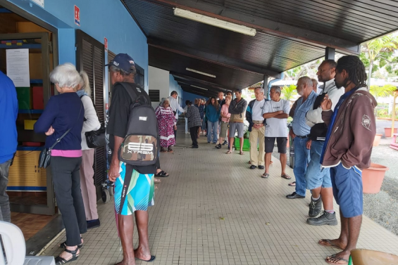 Référendum : un délai accordé pour les électeurs dans les files d'attente 