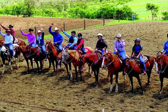La démonstration d’équitation western attire les cavaliers à Popidéry