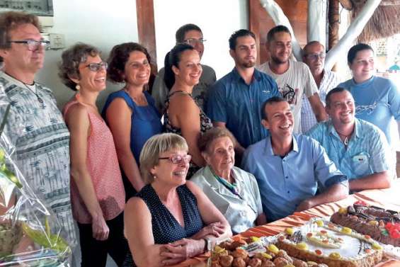 Une centenaire très entourée