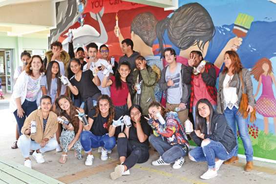 Les collégiens réalisent une fresque collective avec le graffeur Sham