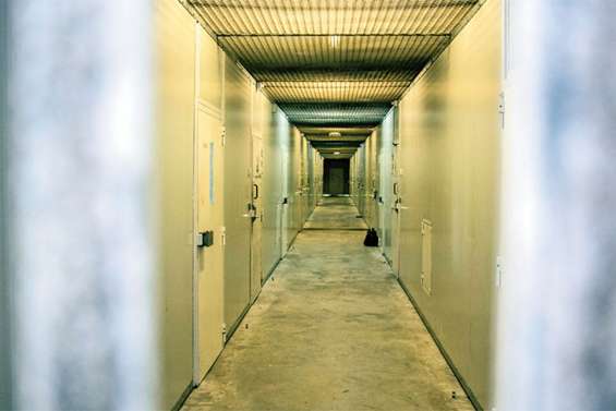 Frappée à coups de poing et de barre de fer parce qu’elle discutait avec des garçons