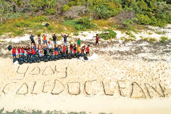 Des collégiens collectent 500 kg de déchets à Ouvéa avec Caledoclean