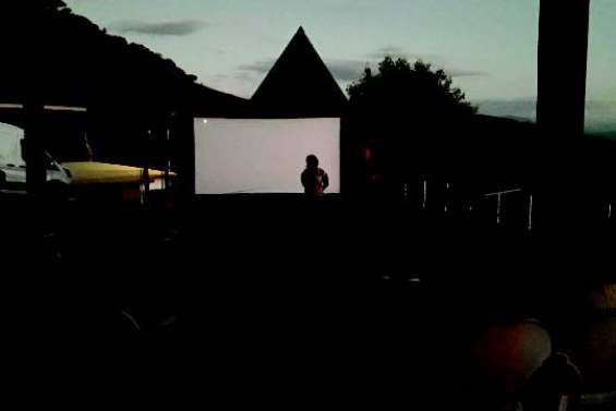 Une séance cinéma  sur le deck de la mairie