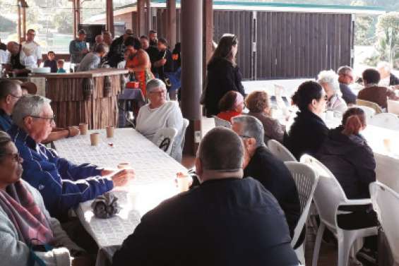 Découvertes culinaires sur le deck de la mairie