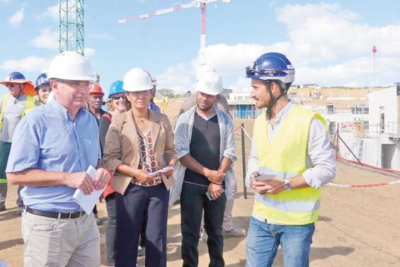Le haussaire en visite sur le site du futur centre de détention de Koné