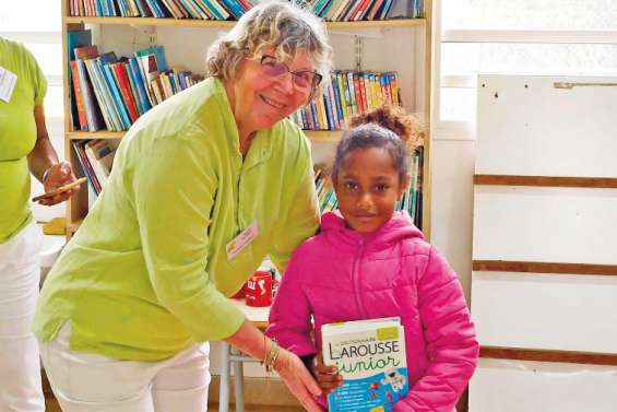 Des dictionnaires pour les écoliers de l’île Ouen grâce à Vocabulivre