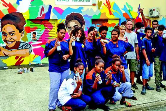 Les jeunes peignent la diversité sur les murs