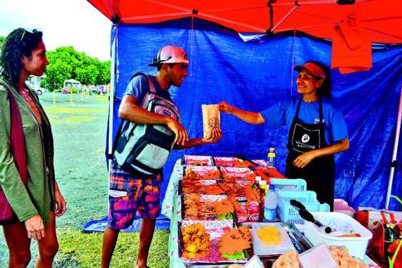 Plus de 600 voitures à la foire aux affaires du drive-in