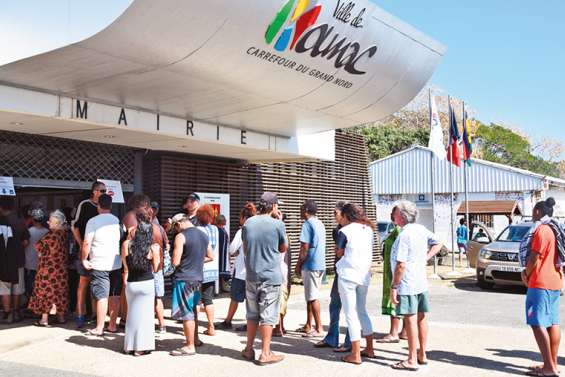 Embouteillage matinal à Koumac