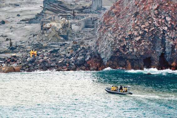 Eruption : des plongeurs  à la recherche de corps