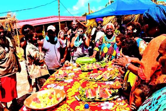 Tiga se prépare pour la fête de la pastèque